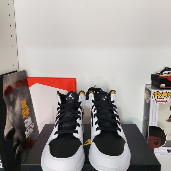 Jordan 1 Mid - Picture 2 of 3